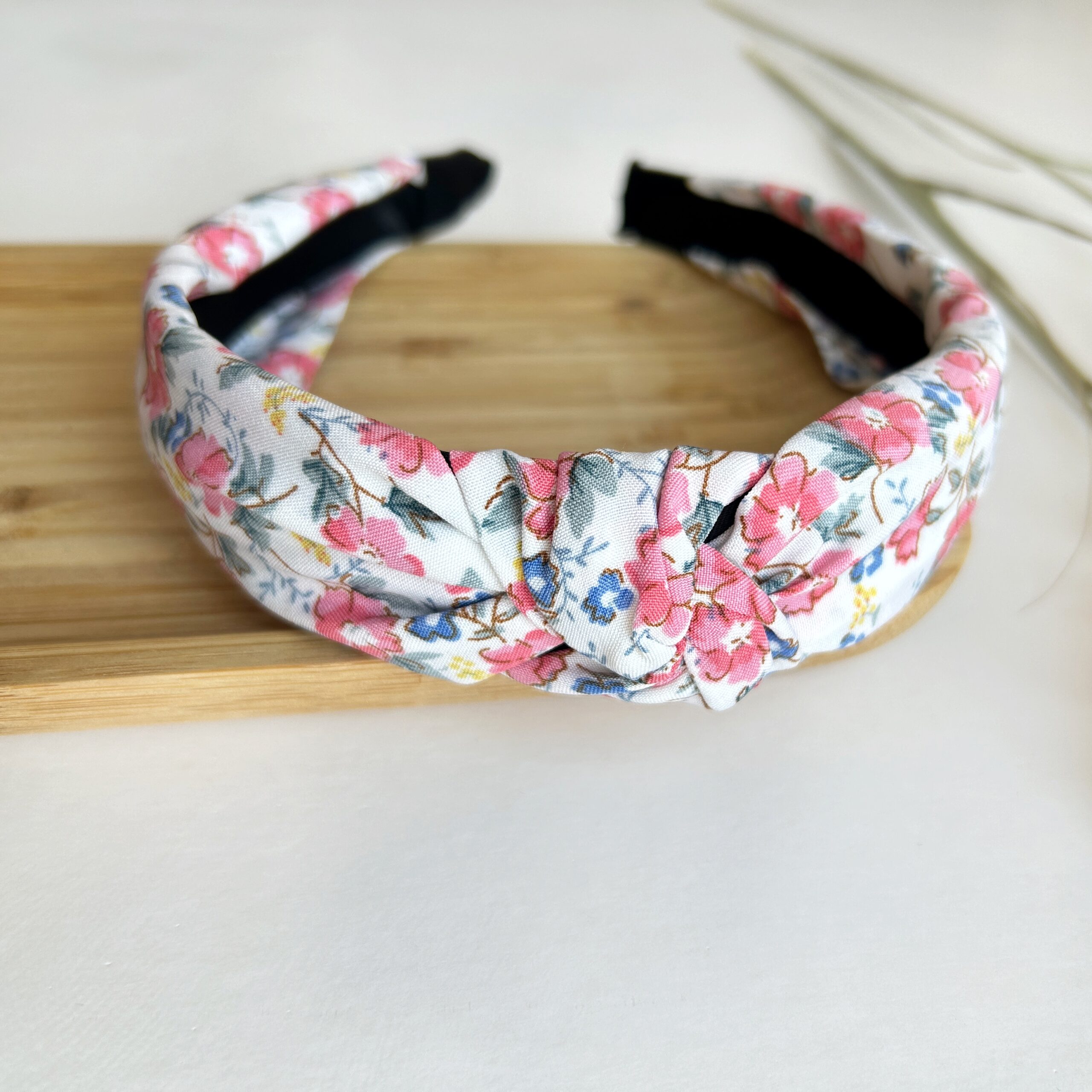 Knotted alice band-white floral – Oh So Thankful