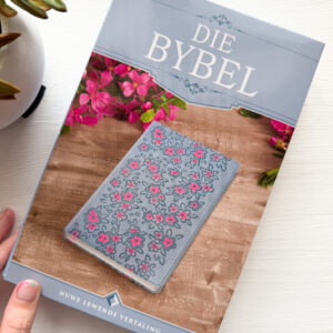 NLV Ligblou Met Pienk Blomme Kunsleer Standaard Bybel Met Duimgrepe